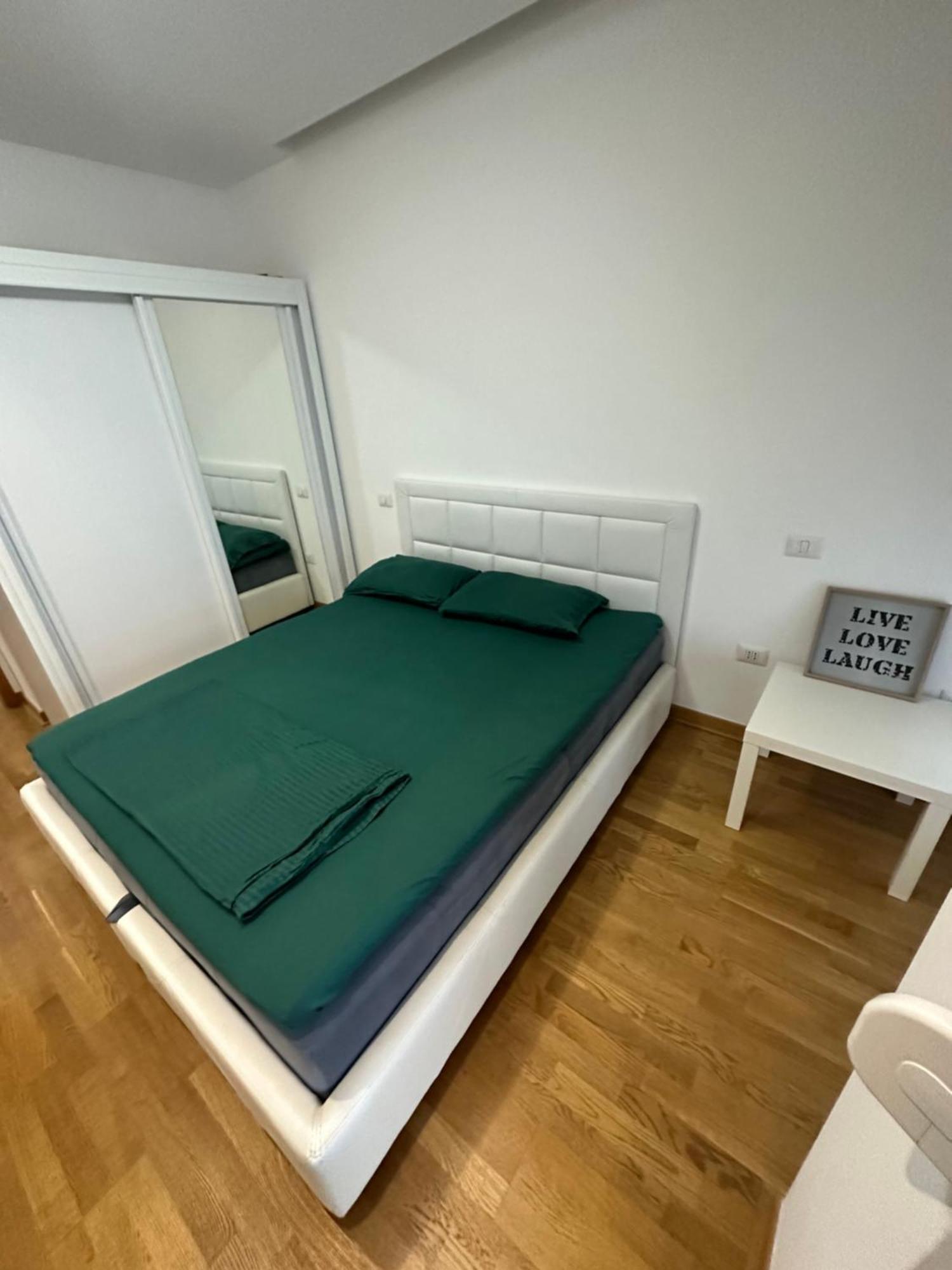 Laura Kvart * Podgorica